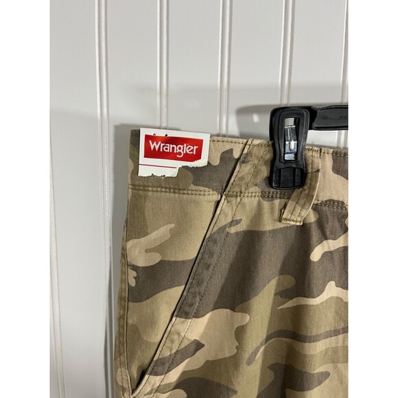 NWT Wrangler Camo Cargo Shorts Men’s Size 44 Camouflage Relaxed Fit Workwear - Picture 4 of 10